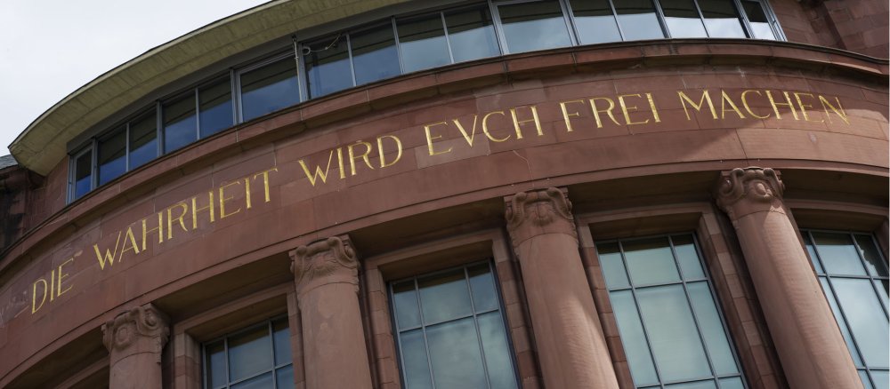 "Die Wahrheit wird euch freimachen" (Joh. 8, 32) – Inschrift am Kollegiengebäude 1 der Albert-Ludwigs-Universität Freiburg