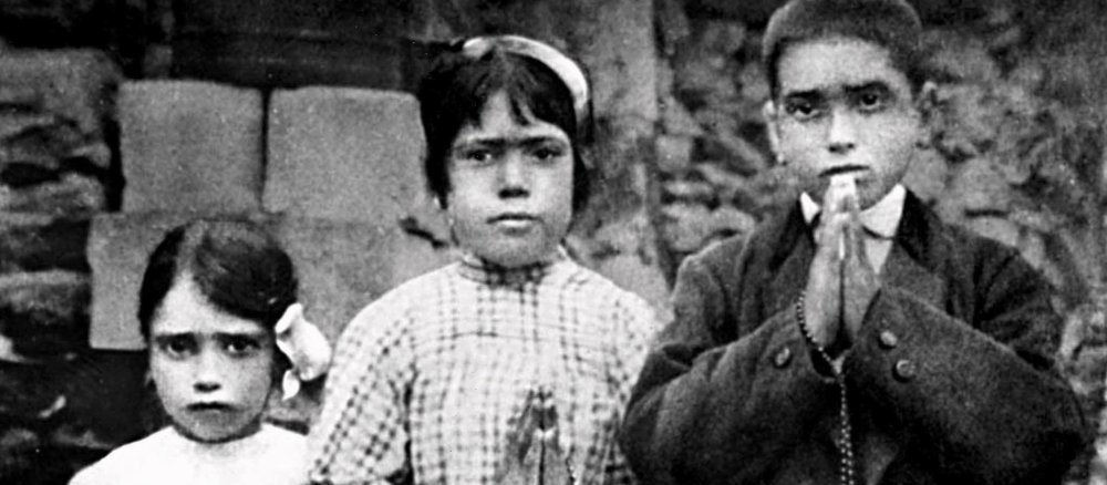 Die drei Hirtenkinder, Lucia dos Santos (M), die später Nonne wurde, ihr Cousin Francisco und ihre Cousine Jacinta, aufgenommen 1917 bei Fatima (Portugal). Ihnen war in diesem Jahr die Jungfrau Maria erschienen.