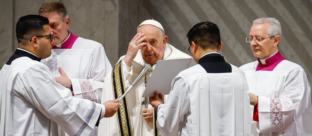 Pope Francis crosses himself at the beginning of the Chrism Mass on 28 March 2024 in St. Peter's Basilica in the Vatican.