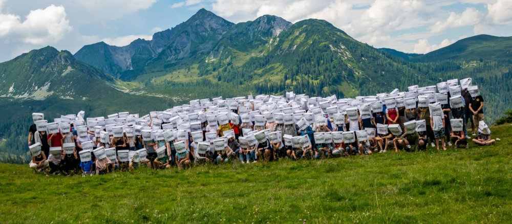 Datenschutzkonformes Sommerlager-Gruppenfoto von der KSJ Clemens-Hofbauer-Gruppe