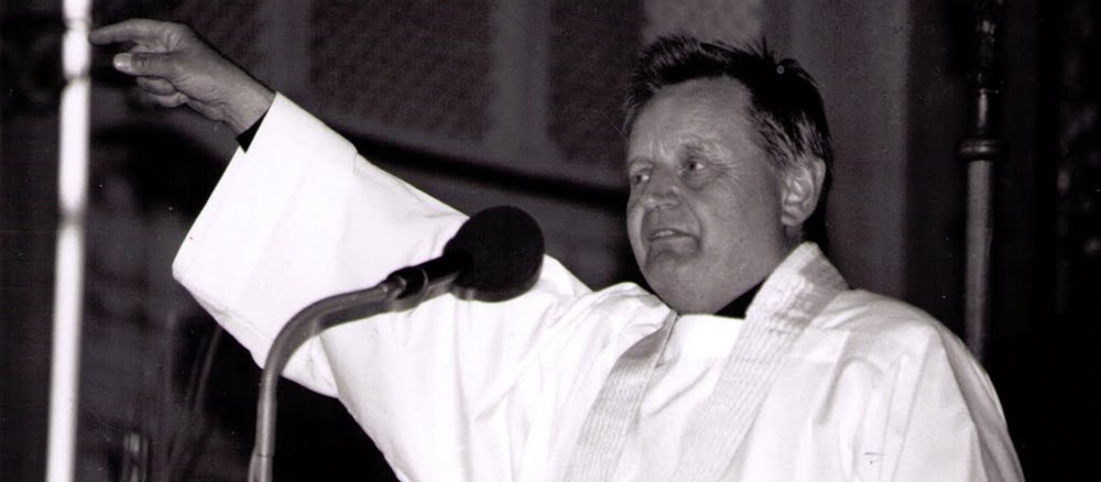 Pater Andreas Hönisch bei einer Predigt
