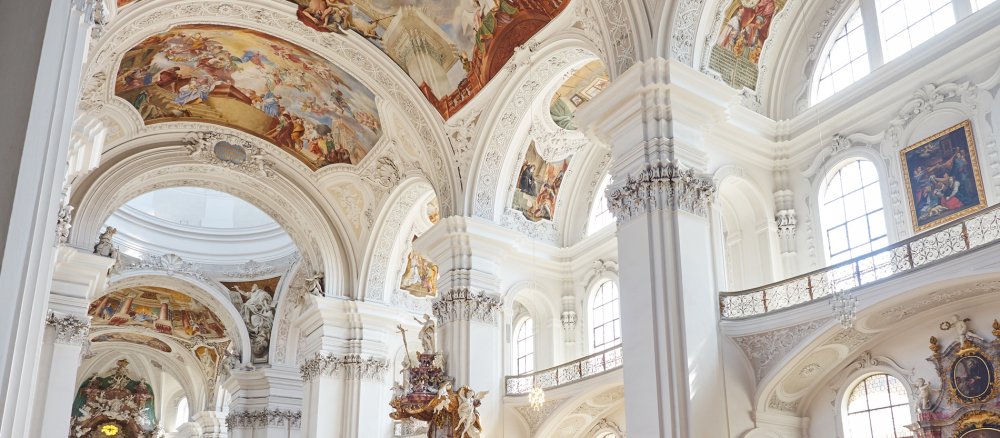Der Innenraum der Kirche des ehemaligen Klosters Weingarten auf dem Martinsberg.