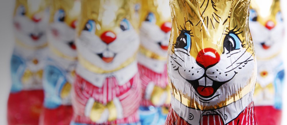 Eine Gruppe leckerer Schoko-Osterhasen.