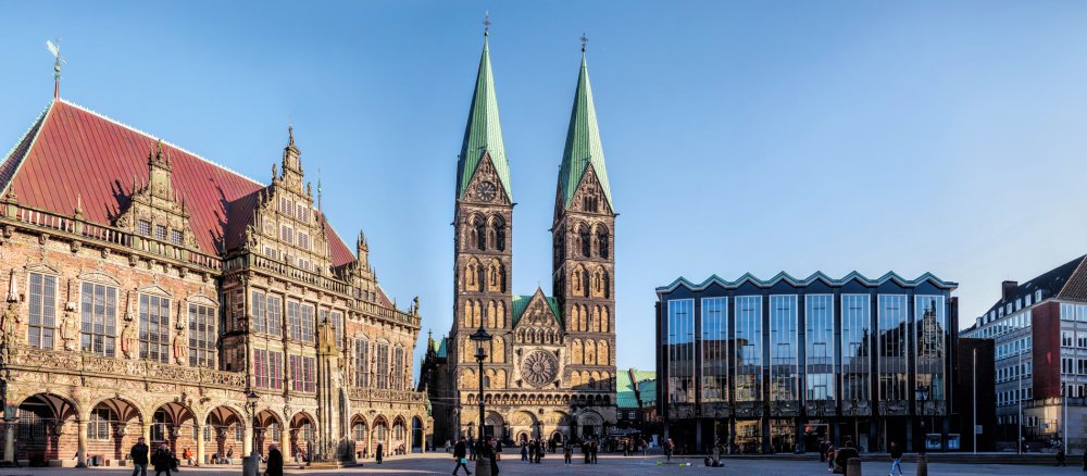 Ein Panorama des Bremer Marktplatzes mit Dom und Rathaus.