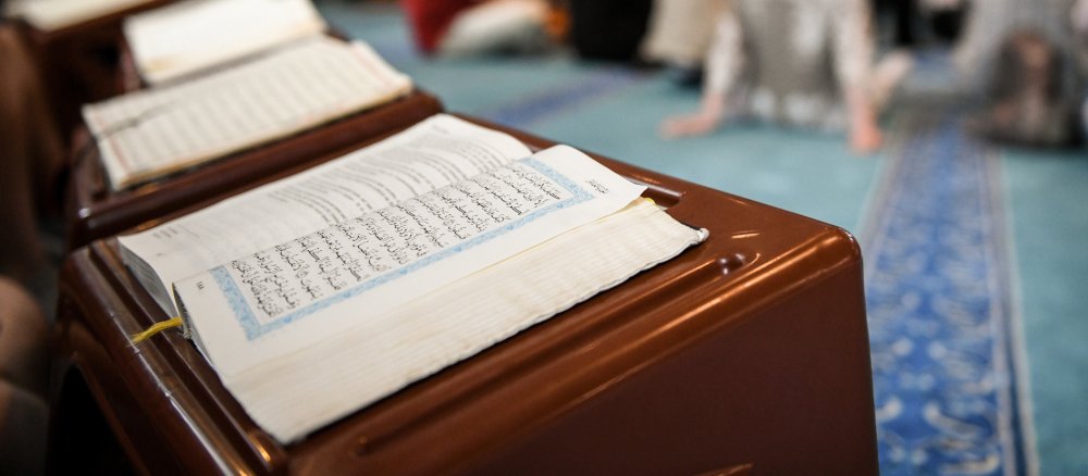 Ein aufgeschlagener Koran in einer Moschee