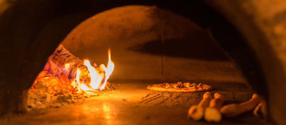 Ein Backofen glimmt warm