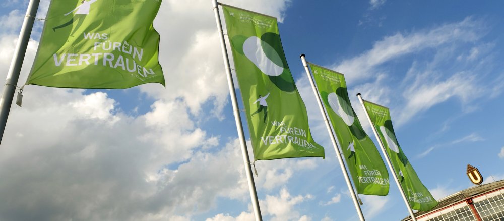 Grüne Fahnen vor einem Gebäude