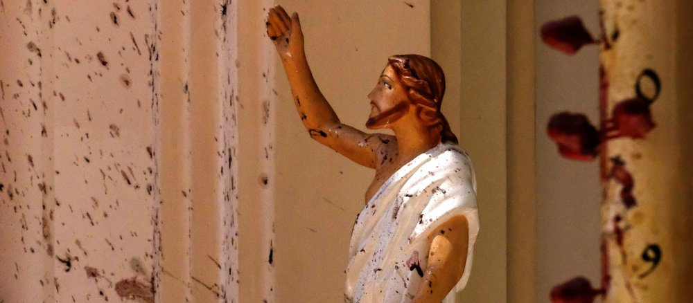 Eine Jesus-Statue mit Blutspritzern