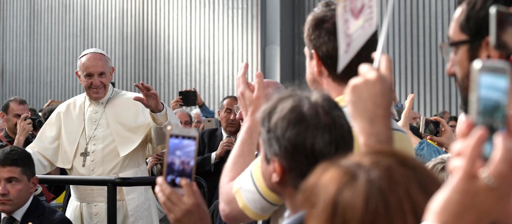 Papst Franziskus winkt am 27. Mai 2017 während eines Besuches eines Stahlwerks in Genua den Mitarbeitern zu.