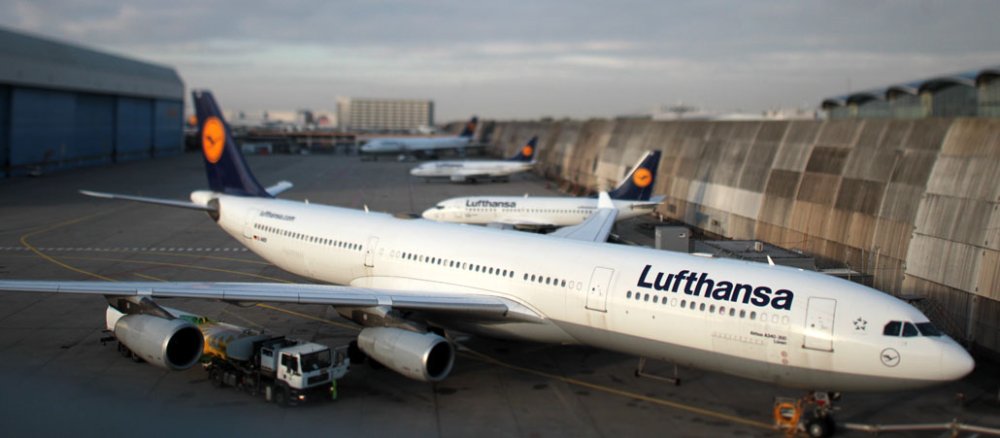 Flugzeuge der Lufthansa stehen auf dem Flughafen in Frankfurt am Main.