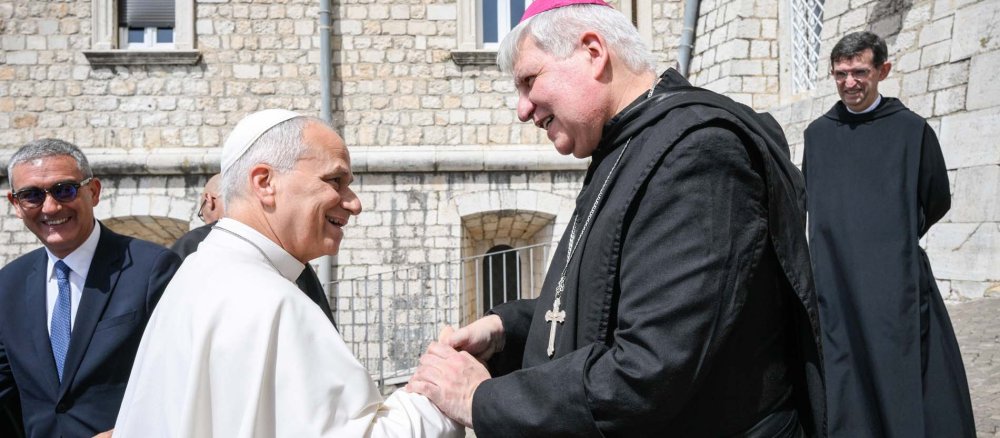 Papst Leo XIV. wird begrüßt von Antonio Luca Fallica, Abt der Benediktinerabtei von Montecassino.