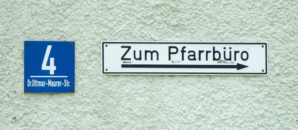 Schild eines Pfarrbüros