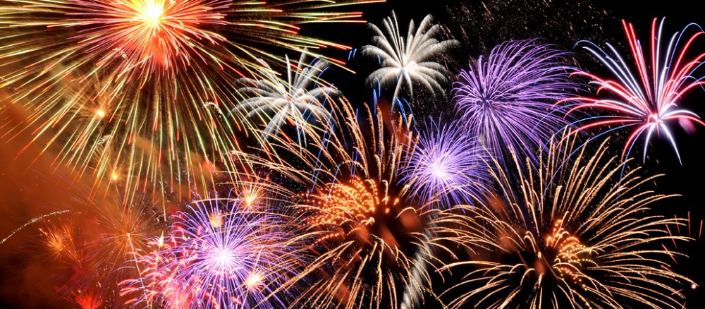 Ein Feuerwerk am nächtlichen Himmel.