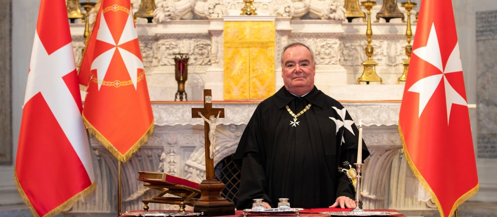 Fra‘ John T. Dunlap mit Fahnen des Malteserordens