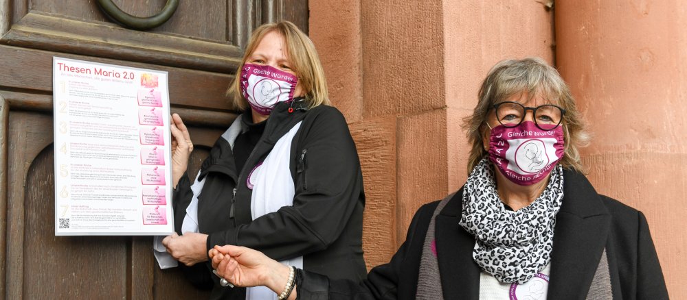 Zwei Frauen von "Maria 2.0" während des "Thesenanschlags 2.0"