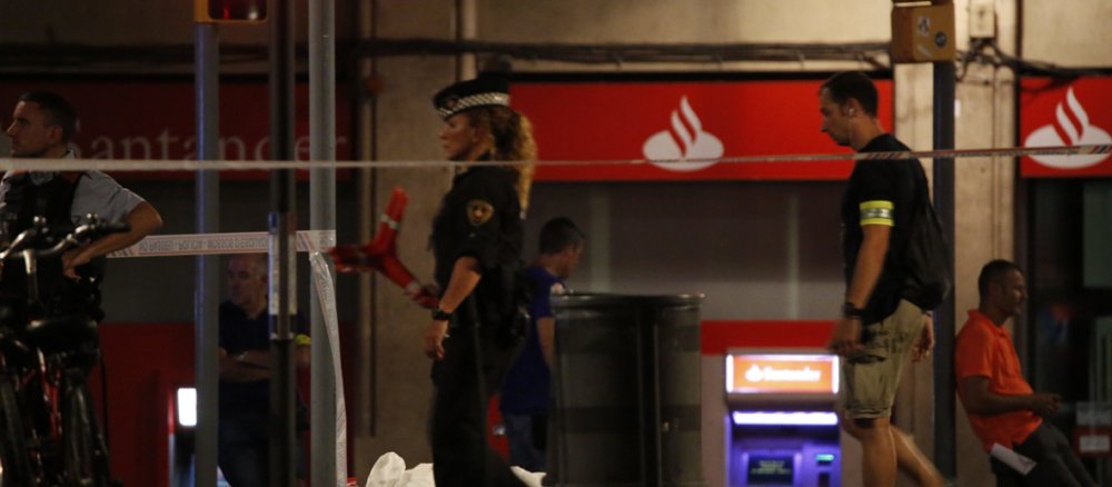 Eine Polizistin bei einer Absperrung nach einem Anschlag in Barcelona am 17. August 2017