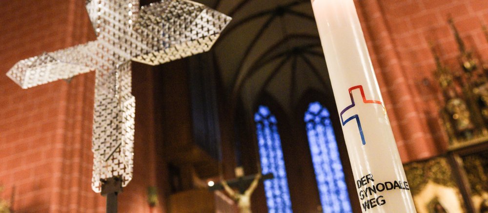 Kreuz und Synodalkerze