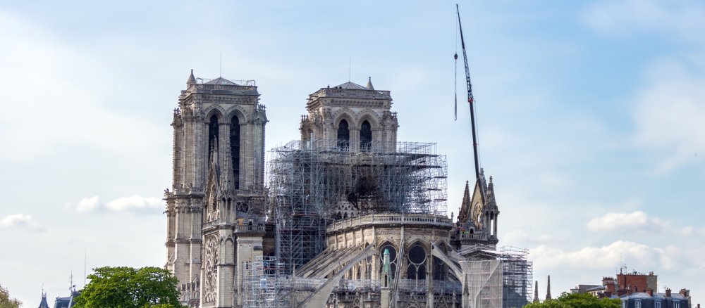 Ein Kran neben der abgebrannten Kathedrale Notre-Dame in Paris.