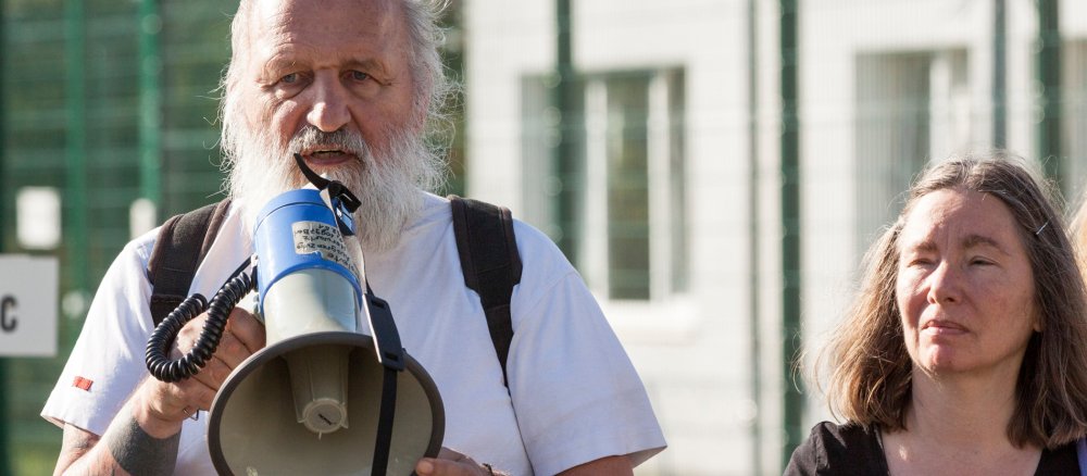 Jesuitenpater Christian Herwartz bei einer Mahnwache.