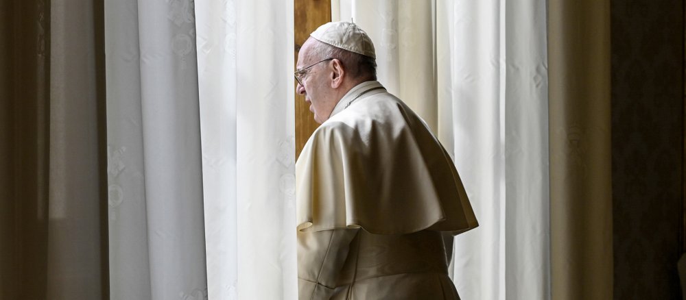 Papst Franziskus schaut auf Petersplatz