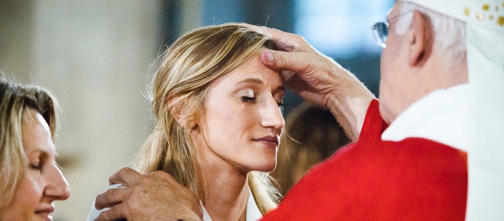 Ein Bischof firmt eine junge Frau am 3. Juni 2017 in Pontoise (Frankreich).