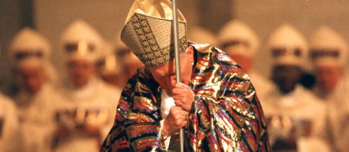 Papst Johannes Paul II. kniet im Petersdom