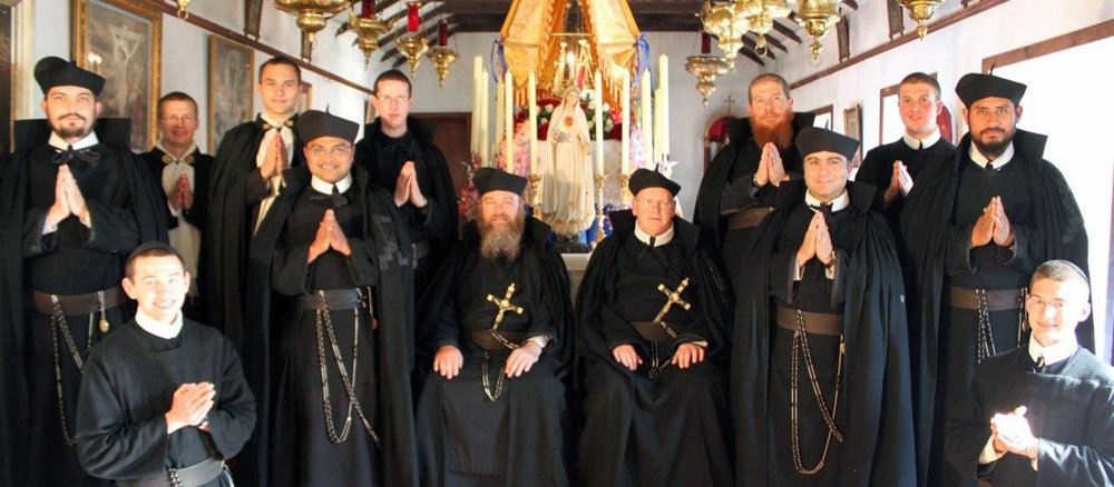 Die Transalpinen Redemptoristen im Habit in einer Kirche