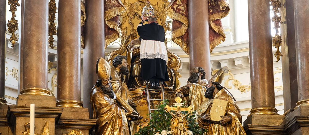Pfarrer Daniel Lerch der Figur des Kirchenpatrons Petrus die Papstkrone ab