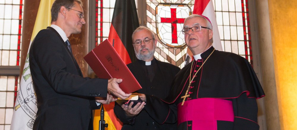 Der künftige Erzbischof von Berlin, Heiner Koch, leistet vor dem regierenden Bürgermeister Michael Müller den staatlichen Treueeid.