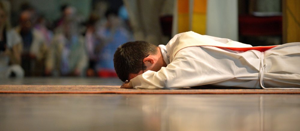 Ein Mann wird zum Priester geweiht