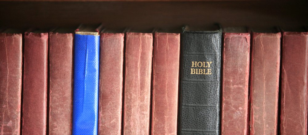 Bibel in einem Bücherregal in Malaysia.