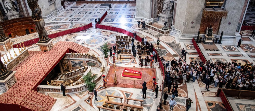 Menschen stehen in einer Schlange, um sich von Papst Franziskus zu verabschieden