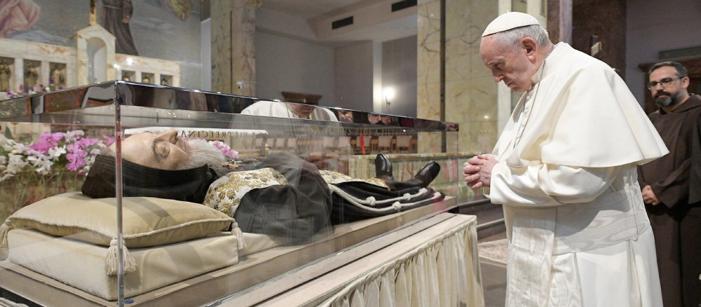 Papst Franziskus betet am Leichnam des heiligen Pater Pio im Heiligtum Santa Maria della Grazie in San Giovanni Rotondo.