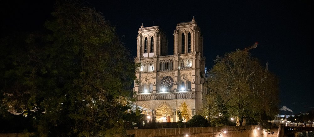 Blick über die Seine auf die beleuchtete Kathedrale Notre-Dame nachts