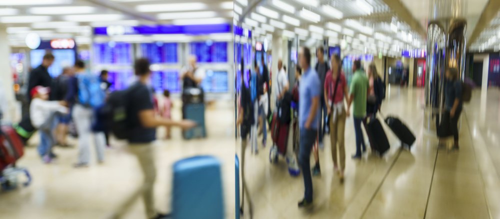 Reisende am Flughafen