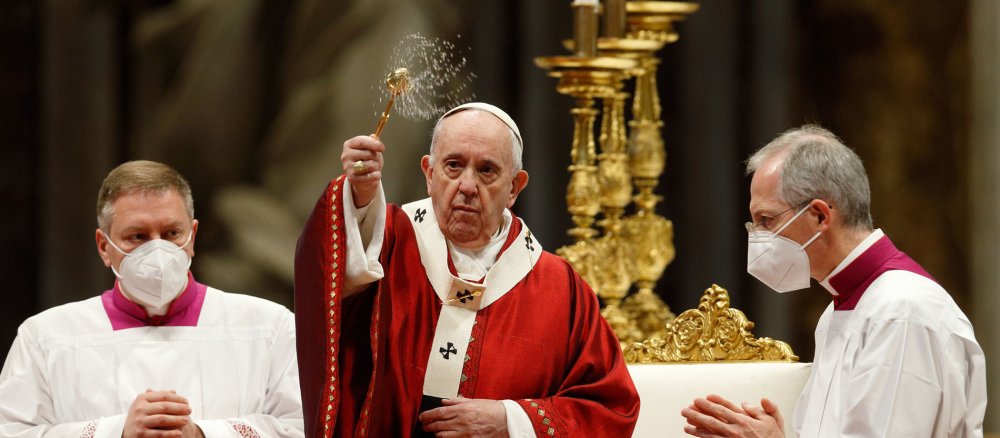 Papst Franziskus segnet die Gläubigen mit Weihwasser während des Gottesdienstes zu Pfingsten am 23. Mai 2021 im Petersdom im Vatikan.