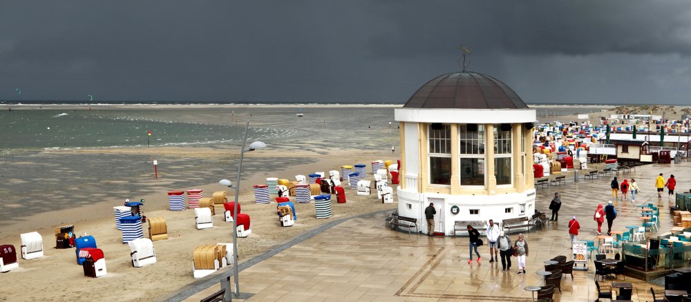 Borkum vor dunklen Wolken
