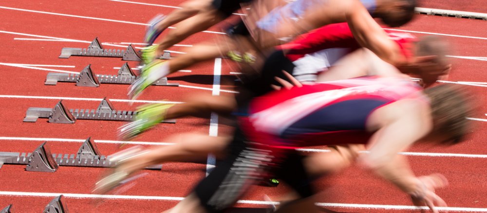 Direkt nach dem Start ist der Ausgang des 100-Meter-Rennens noch völlig offen.