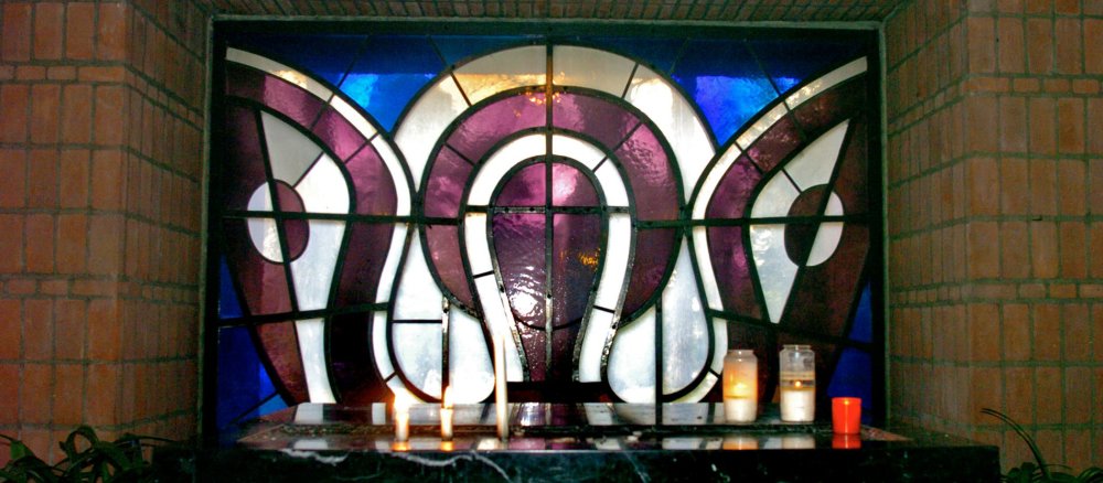 Ein Glasfenster in Sankt Maria Königin in Köln-Marienburg.
