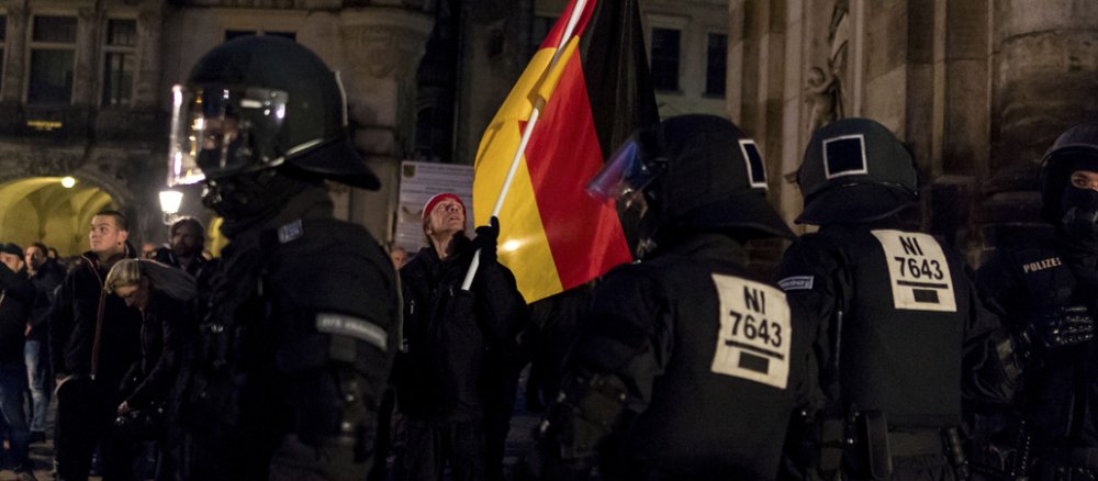 Demonstranten und Polizei bei einer Pegida-Kundgebung in Dresden