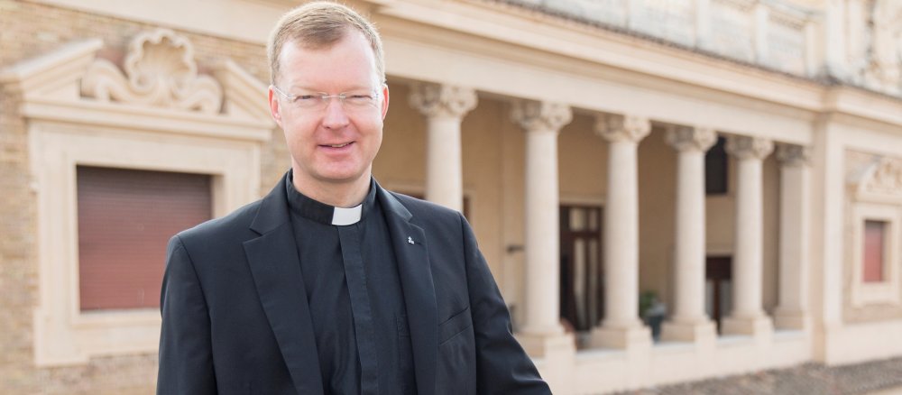 Der Jesuitenpater Hans Zollner steht vor der Päpstlichen Universität Gregoriana.