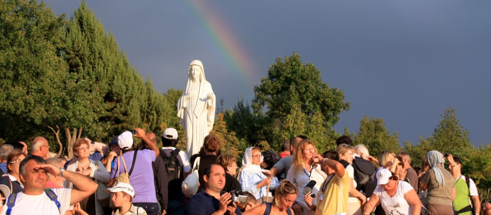 Pilger an dem Ort der Marienerscheinung in Medjugorje.