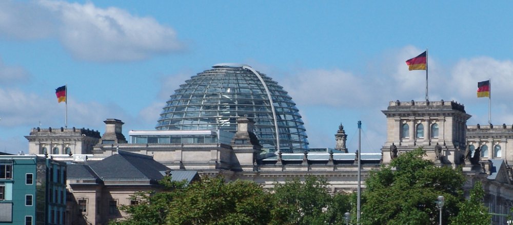 Reichstag in Berlin am Horizont