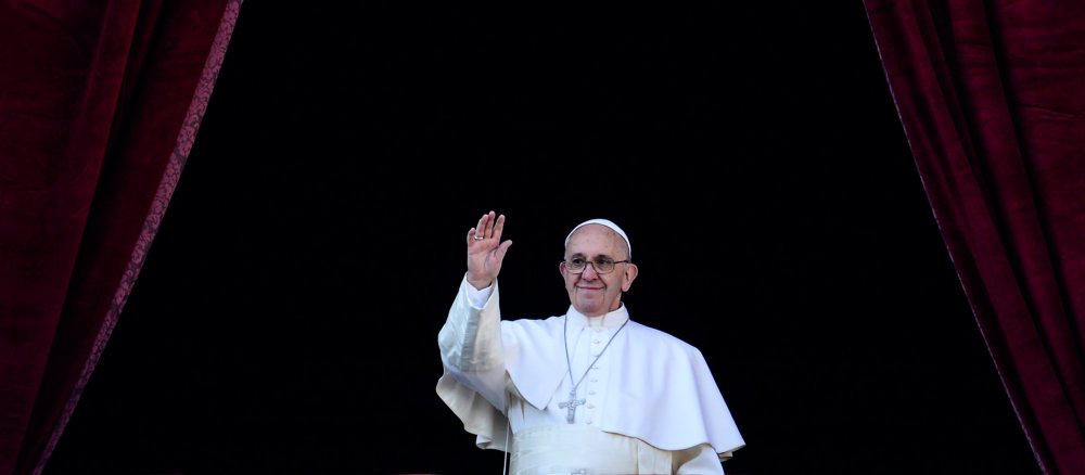 Papst Franziskus spendet Weihnachten den traditionellen Segen "Urbi et orbi" (Der Stadt und dem Erdkreis) am 25. Dezember 2015 im Vatikan.