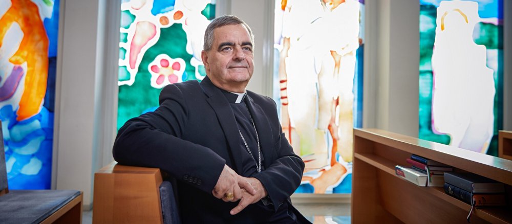 Papstbotschafter Nikola Eterovic sitzt in einer Kirchenbank