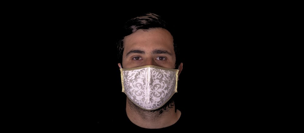 Mann mit liturgischer Maske in weiß