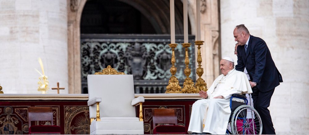 Papst Franziskus sitzt im Rollstuhl bei seiner Ankunft zu einem Gottesdienst auf dem Petersplatz im Vatikan