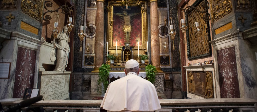 Papst Franziskus betet vor einem Kreuz in Rom