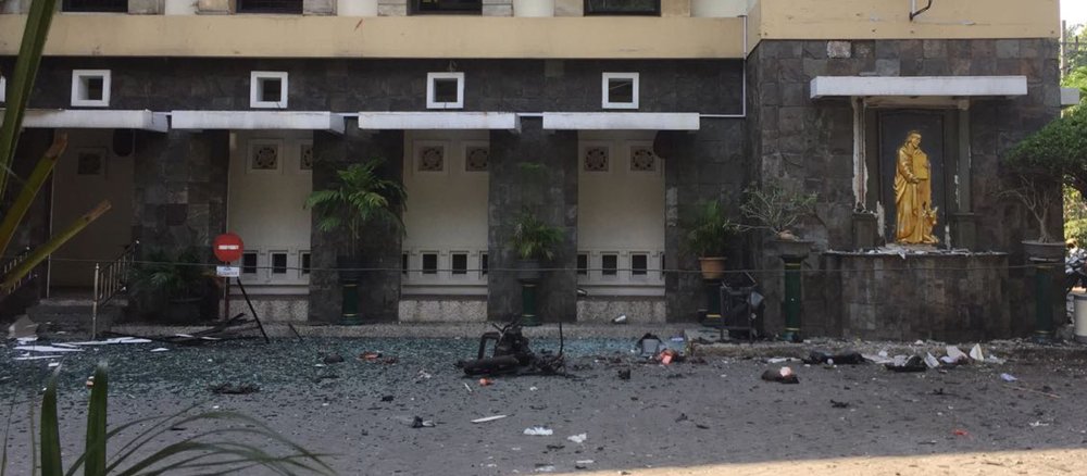Trümmer liegen vor der Kirche Santa Mara im indonesischen Surabaya nach einem islamistischen Bombenattentat.