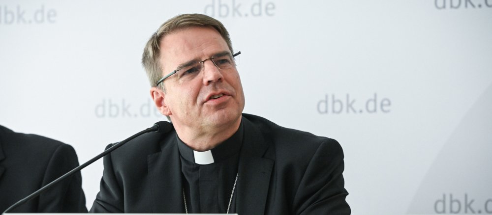 Bischof Stefan Oster bei einem Pressegespräch